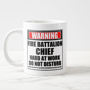 Grande Tasse Le chef du bataillon d'alerte incendie au travail
