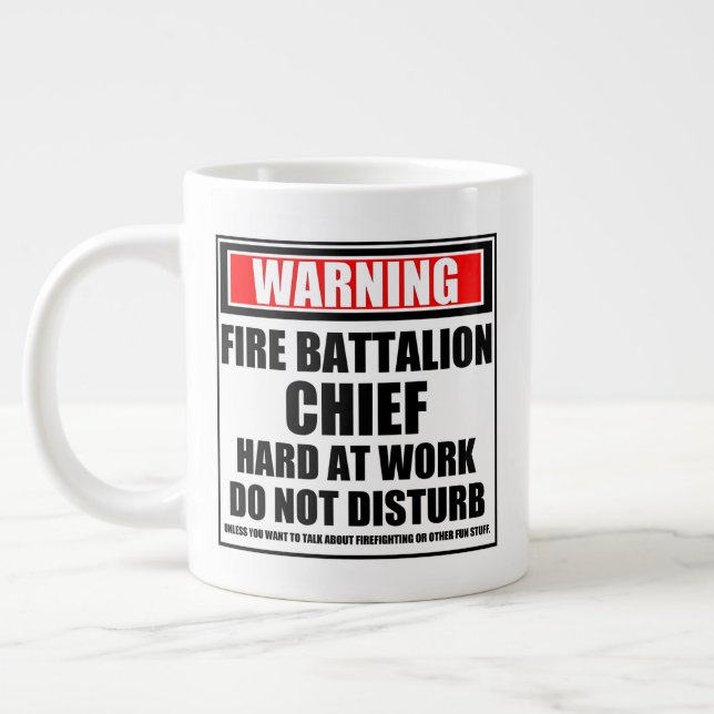 Grande Tasse Le chef du bataillon d'alerte incendie au travail (Gauche)