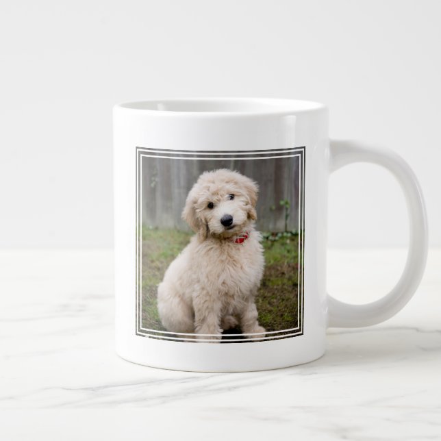 Grande Tasse Le Chiot De Goldendoodle S'Assis Dans L'Herbe (Droite)