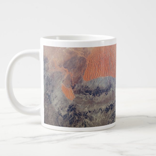 Grande Tasse Le Désert Du Sahara En Algérie, Afrique Du Nord. (Gauche)