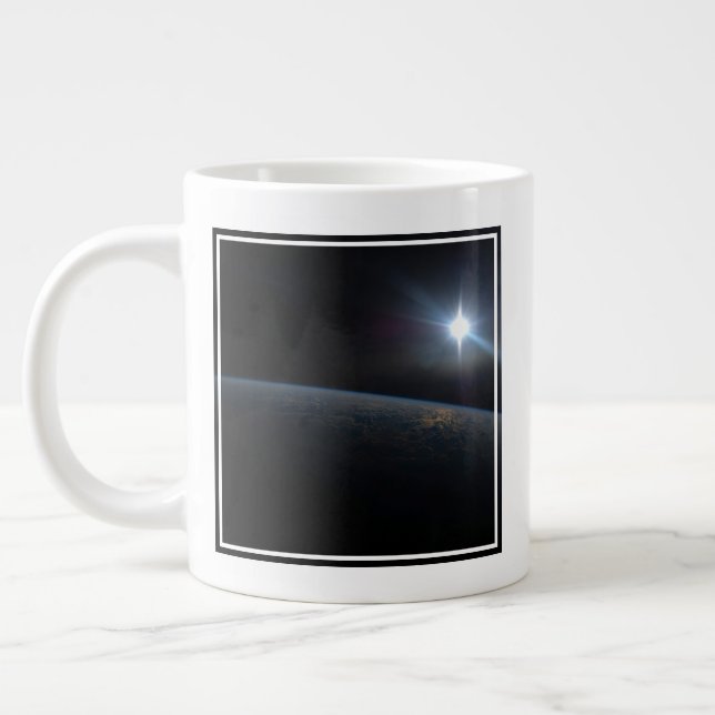 Grande Tasse Le Soleil qui s'installe sur l'horizon terrestre. (Gauche)