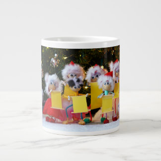 Grande Tasse Les Fubby qui forment une chorale de Noël devant l