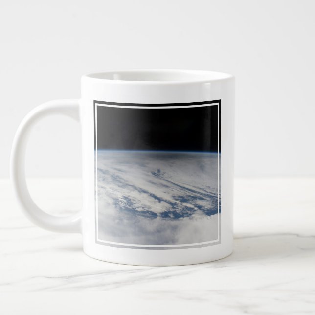 Grande Tasse L'Ombre De La Lune S'Étend Sur Le Pacifique Nord.  (Gauche)