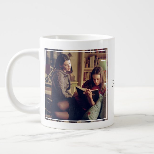 Grande Tasse Lorelai et Rory assis dans la chambre (Gauche)