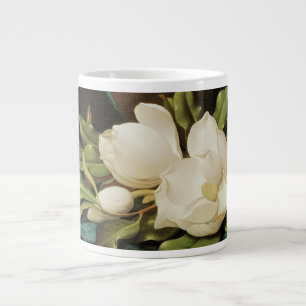 Grande Tasse Magnolias géant sur un tissu de velours bleu par M