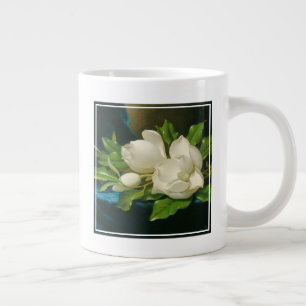 Grande Tasse Magnolias géantes sur un tissu de velours bleu, v