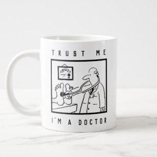 Grande Tasse Médecin avec stéthoscope vérifiant les pieds