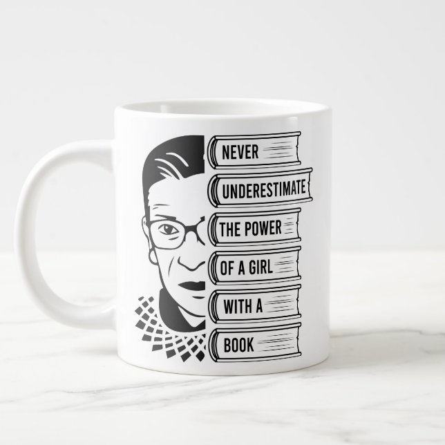 Grande Tasse Ne jamais sous-estimer le pouvoir d'une fille (Gauche)