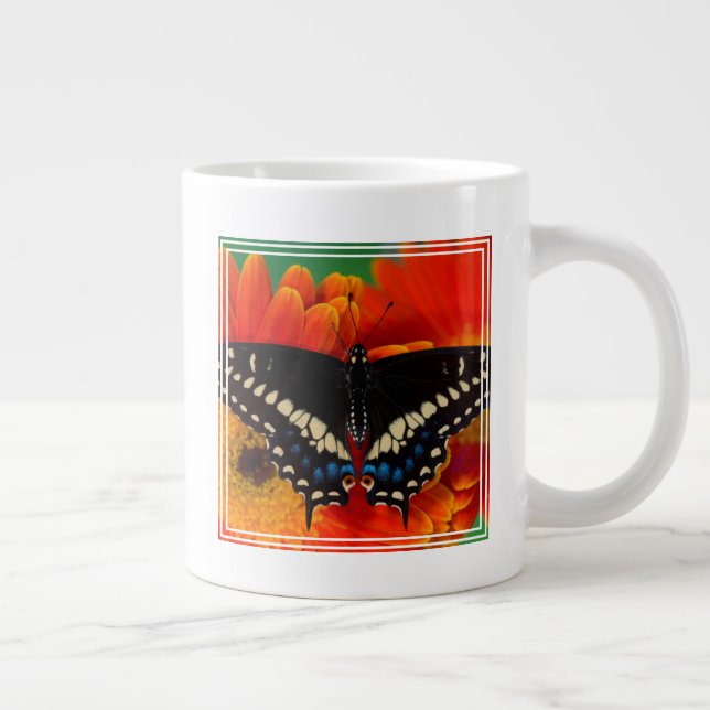 Grande Tasse Papillon noir à queue fourchue sur une marguerite  (Droite)