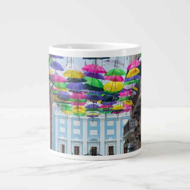 Grande Tasse Parapluies au-dessus des rues et du manoir San Jua (Devant)