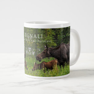 Grande Tasse Pâturage de la vache d'orignal et des veaux, Parc 