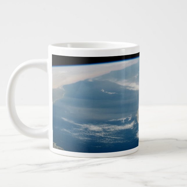 Grande Tasse Poussière Sur La Mer Méditerranée Et L'Île Chypre (Gauche)