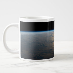 Grande Tasse Poutres Sunglint Au Large D'Un Pacifique Sud En Pa