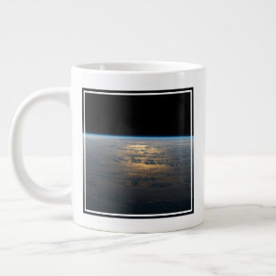 Grande Tasse Poutres Sunglint Au Large D'Un Pacifique Sud En Pa