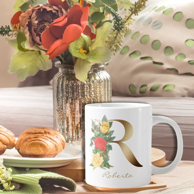 Grande Tasse R Lettre or Monogramme jaune rouge roses florales (Créateur téléchargé)