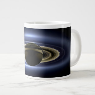Grande Tasse Saturne Éclipse le Soleil de Cassini Orbiter