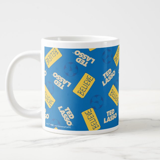 Grande Tasse Ted Lasso | Croyez le Motif de signe et de balle (Gauche)