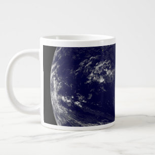 Grande Tasse Terre Avec Trois Cyclones Tropicaux Dans Le Pacifi