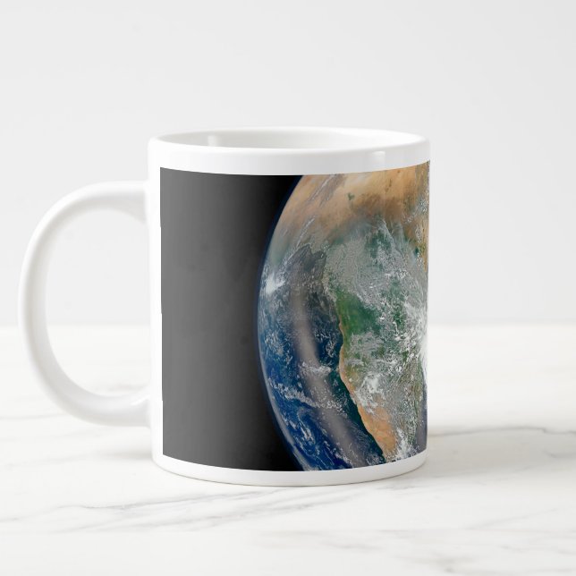 Grande Tasse Terre Pleine Montrant L'Hémisphère Est. (Gauche)