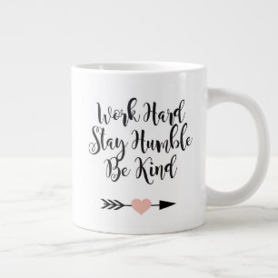 Grande Tasse Travaillez dur rester humble être une sorte de bo