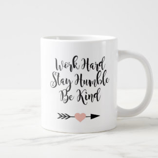 Grande Tasse Travaillez dur rester humble être une sorte de bou