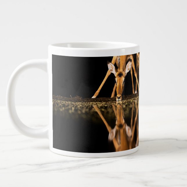 Grande Tasse Trois impalas boivent ensemble la nuit (Gauche)