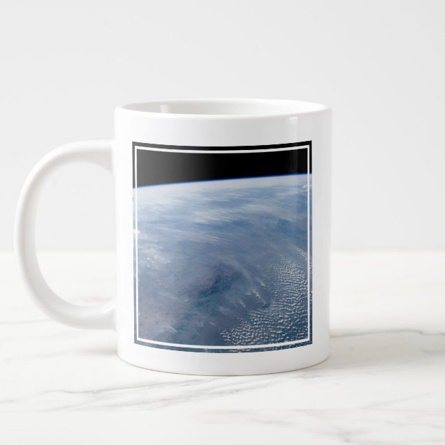 Grande Tasse Une Bombe De Fumée Sur L'Afrique Tropicale Du Sud. (Gauche)
