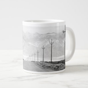 Grande Tasse Une route solitaire et des lignes électriques   Mo