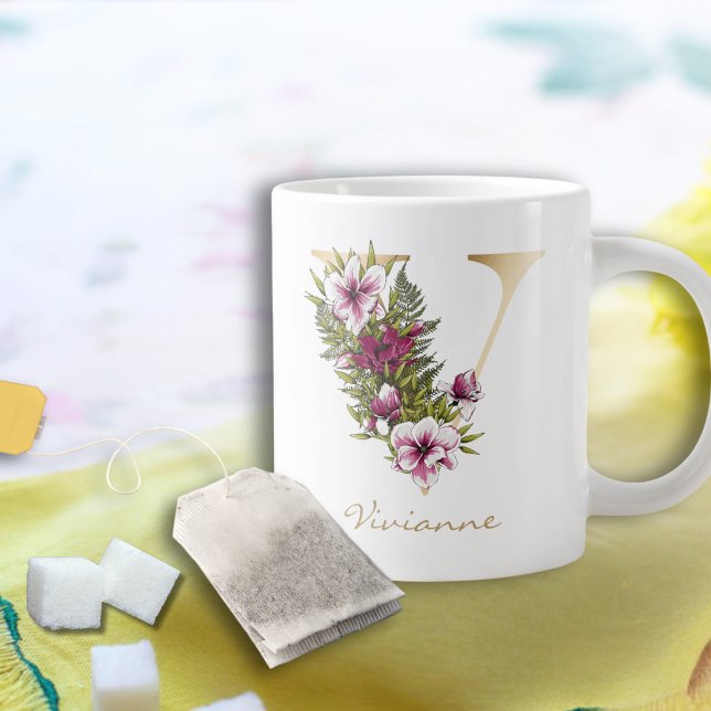 Grande Tasse V Lettre or Monogramme Marsala Flore blanche (Créateur téléchargé)