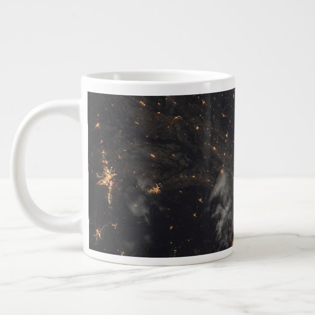 Grande Tasse Ville Lumière La Nuit Sur La Planète Terre (Gauche)