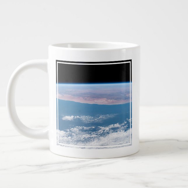 Grande Tasse Vue Sur La Côte Sud-Ouest De L'Afrique. (Gauche)