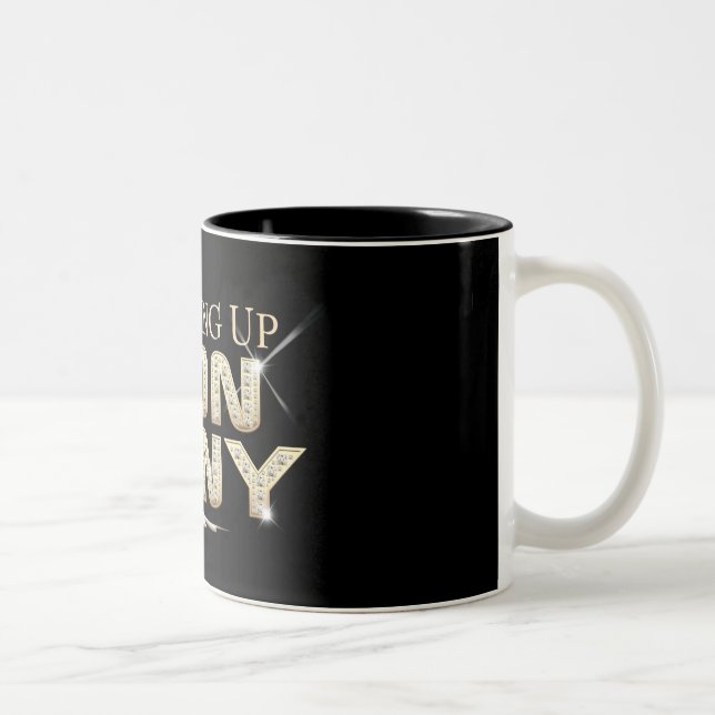 "Grandissant la tasse élégante de Don" ! (Droit)