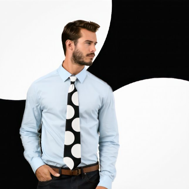 Grands points blancs sur Cravate Arrière - plan no (Man wears a necktie with large white polka dots on black.)