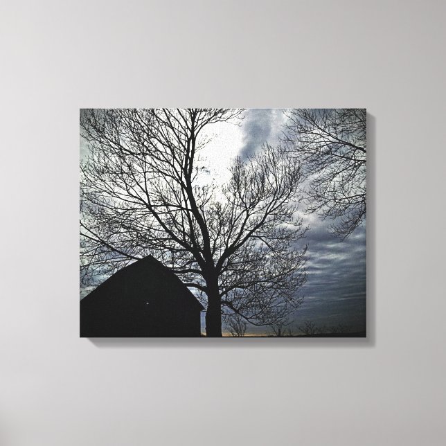 Grange avec ciel et arbres nus Toile photo noir et (Recto)