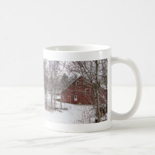Grange Rouge Dans La Mug De Café À Neige