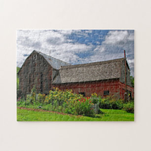 Grange rouge sur le puzzle ensoleillé de jour