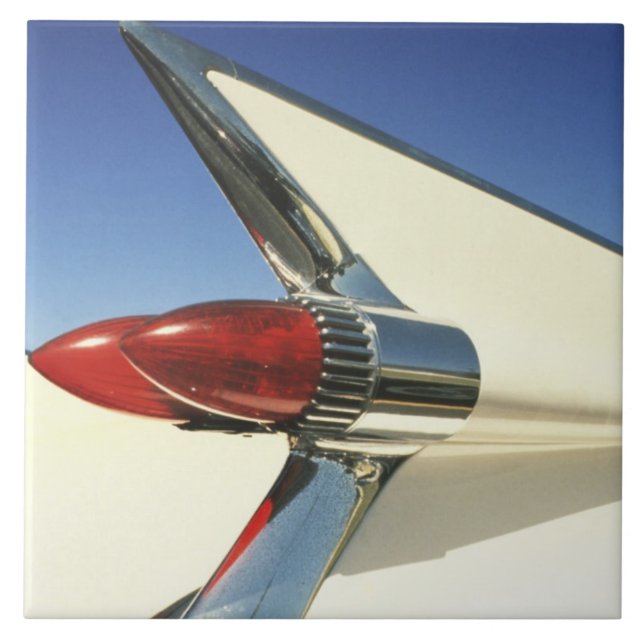 Graphic: Close-up of fin and taillight on Tile (Front)