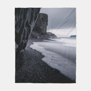 GRAYSCALE PHOTOGRAPHY OF SEASHORE AND CALM SEA FLEECE BLANKET