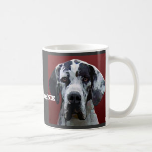 Great dane Harly font face à la tasse