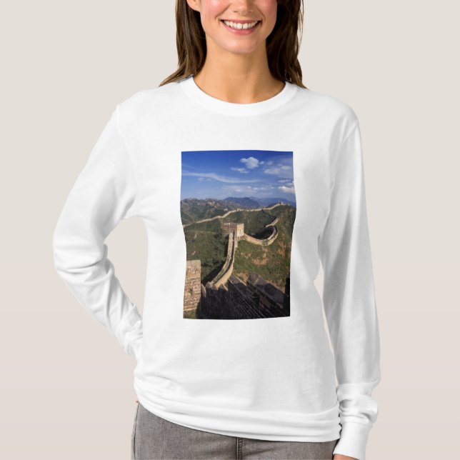Great Wall winding through the mountain, T-Shirt (Front)