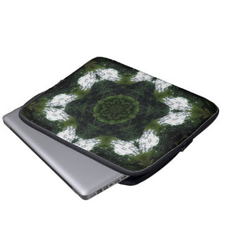 GREEN ABSTRACT DRAWING. SAMER BRASIL 1 LAPTOP SLEEVE