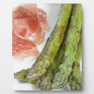 Green asparagus with ham and sauce plaque