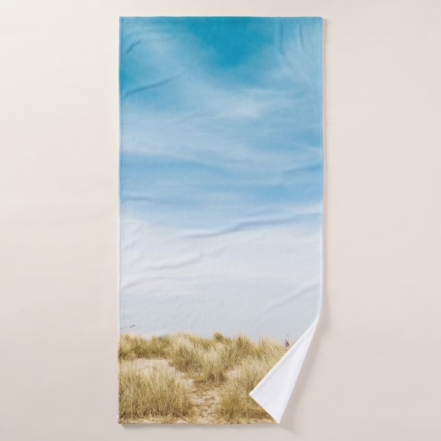 Green grass field under blue skies bath towel (Bath Towel)