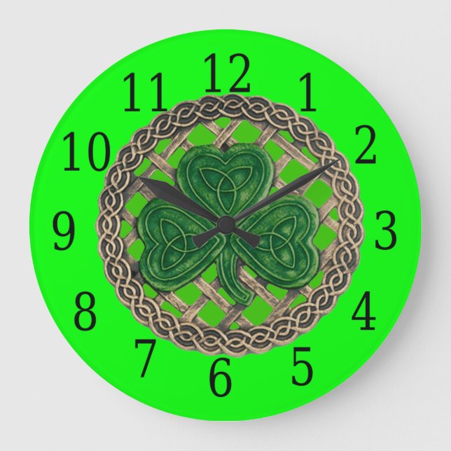Green Shamrock And Celtic Knots Round Clock (Front)