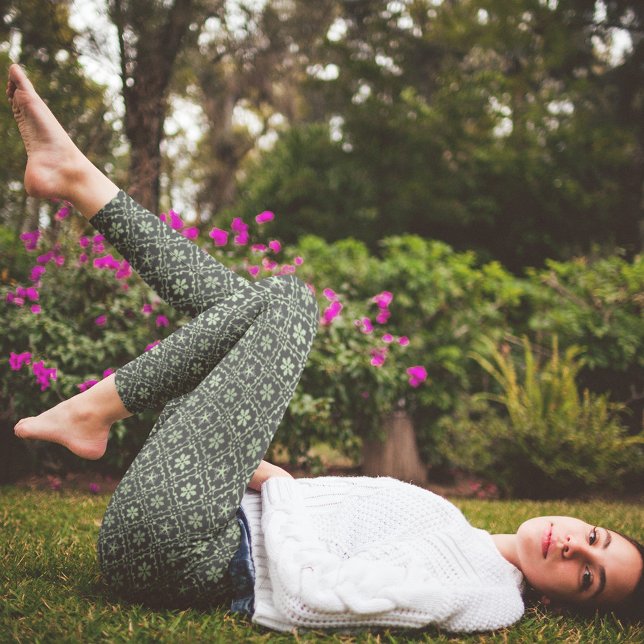 Green Snowflake Winter Pattern  Leggings (Green snowflake pattern classic leggings design)