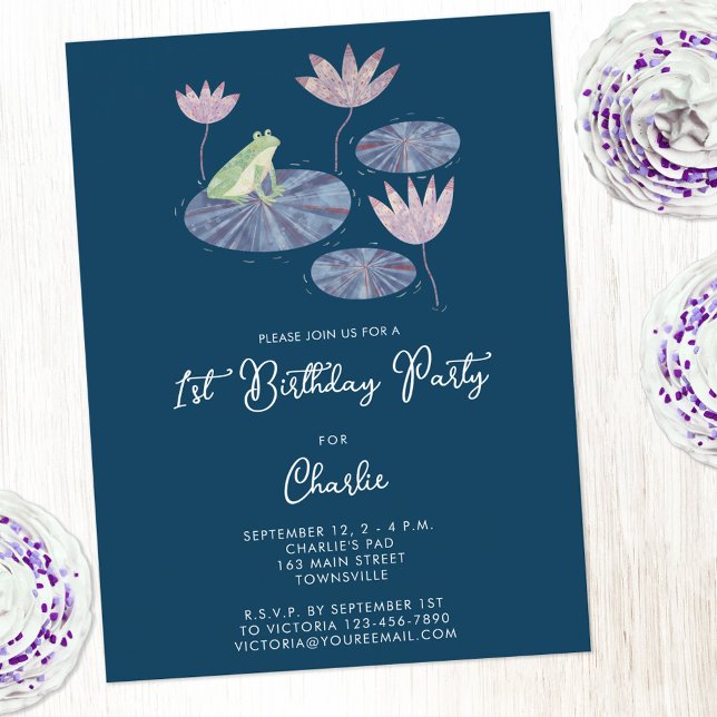 Grenouille et Lily Pond Invitation à la fête d'ann (Cute frog themed first 1st birthday party invitation postcard with personalized custom text)