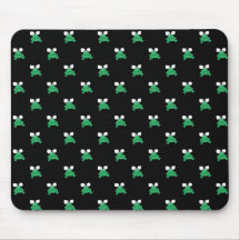 Grenouilles vertes sur le tapis de souris noir