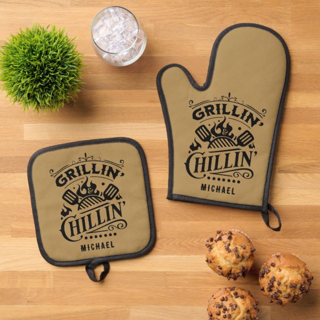 Grillin and Chillin Personalized  Oven Mitt & Pot Holder Set (Top Down)