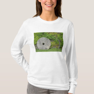 Grinding stone, Castle Banfi in Tuscany region, T-Shirt