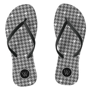 Gris avec des tongs de pied de pied de pied en arg
